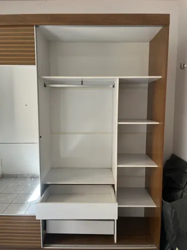 Guarda-roupa casal grande 2,30m com 2 espelhos, portas de correr e 6 gavetas
