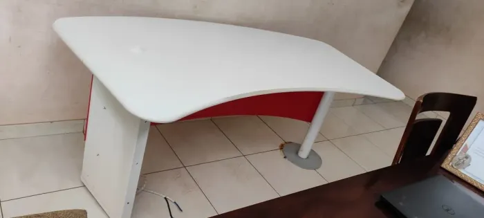 Mesa para escritório em Metalon oval