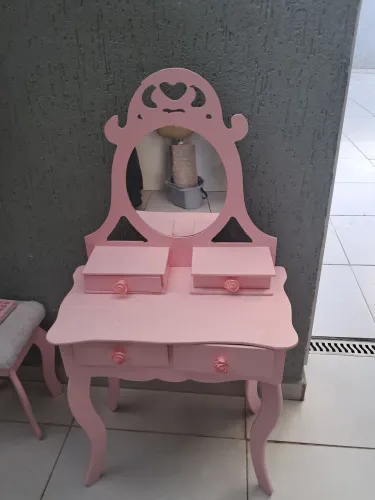 Penteadeira com banqueta para criança.