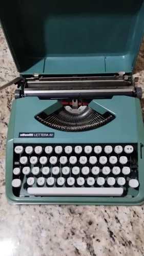 Máquina de escrever Olivetti Lettera 82