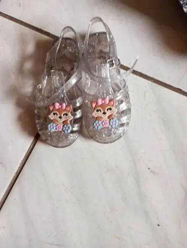 Vendo esta sandália tamanho 26 pôr 20.00