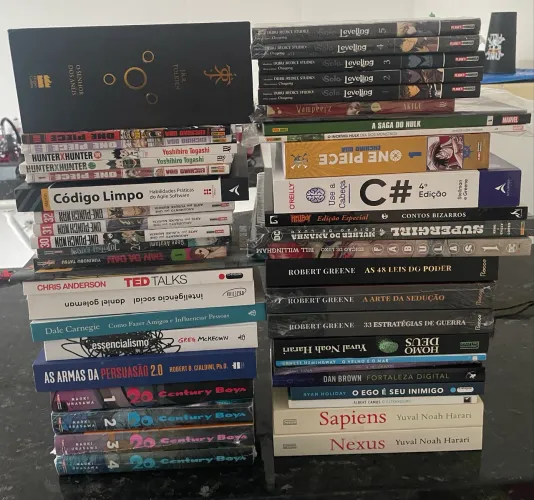 Lote com livros e mangás