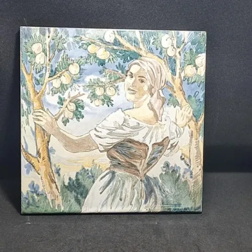 Azulejo decorativo de cerâmica, com uma pintura artística de uma mulher em um pomar- 20 cm