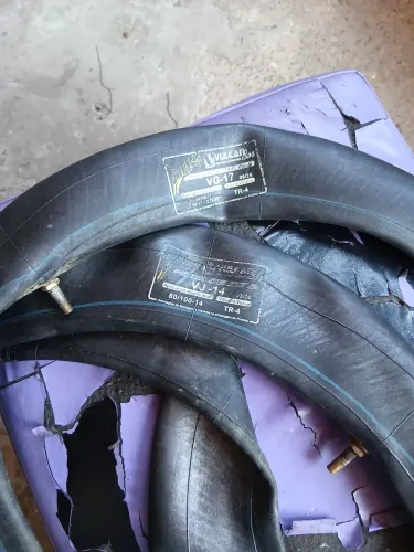 Vendo esta 2 camara de ar para motos tamanho 14 e 17 ussada