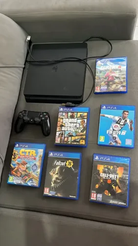 Vende se ps4 1gb 8 jogos 5 meses de uso 2 manetes com carregador