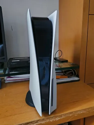PlayStation 5 seminovo 825gb + 2 controles + 4 jogos. Com leitor de mídia física.