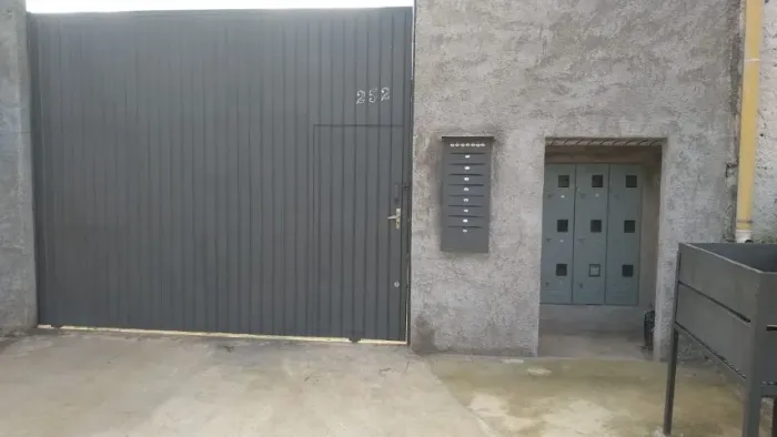 : Aluga-se casa em almirante privativa de alvenaria c 2 quartos e 1 vaga p carro e moto