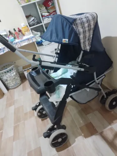 Vendo carrinho de bebê usado na cor Azul escuro vendo já com o pano de forra ele