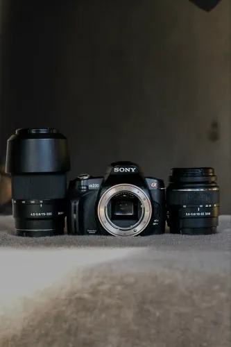 Câmera Sony a230 com duas lentes pra vender agora.