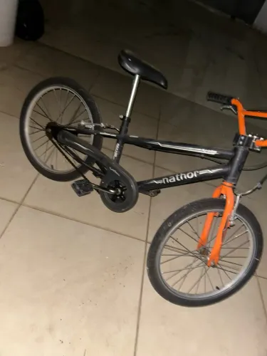 Bicicleta infantil Nathor aro 20, em bom estado geral, porém parada há algum tempo.