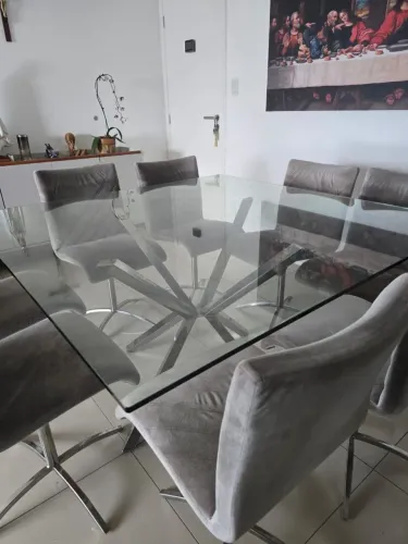 Mesa quadrada com 8 cadeiras 