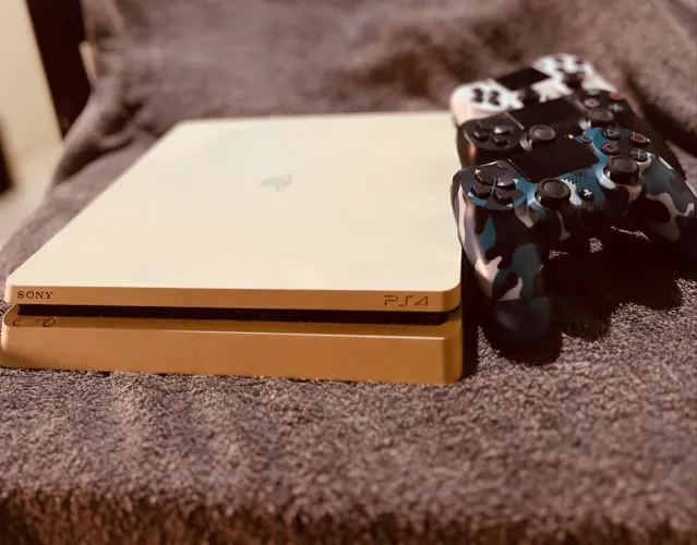 Ps4 slim branco + 3 controles (2 sendo originais)