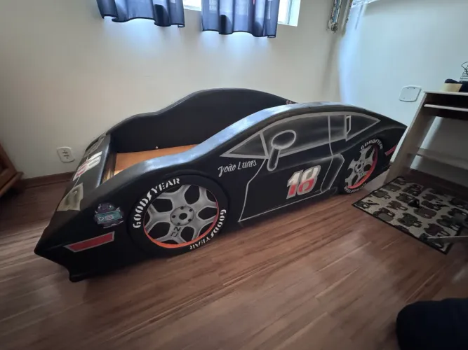Cama em formato de carro toda acolchoada