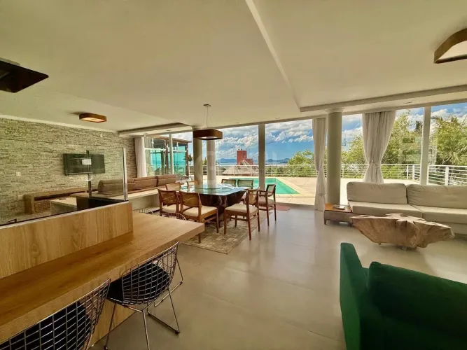 Casa Residencial com 3 suites no bairro Agronômica