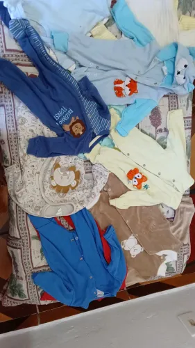 Lote de roupas de bebê