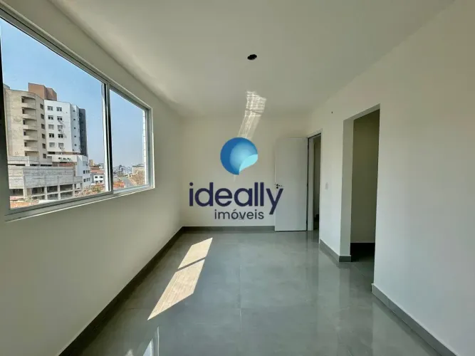 Apartamento com 3 quartos e closet no Cabral, elevador e 2 vagas.