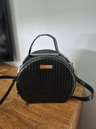 BOLSA BAÚ PRETA COM ALÇA TIRACOLO