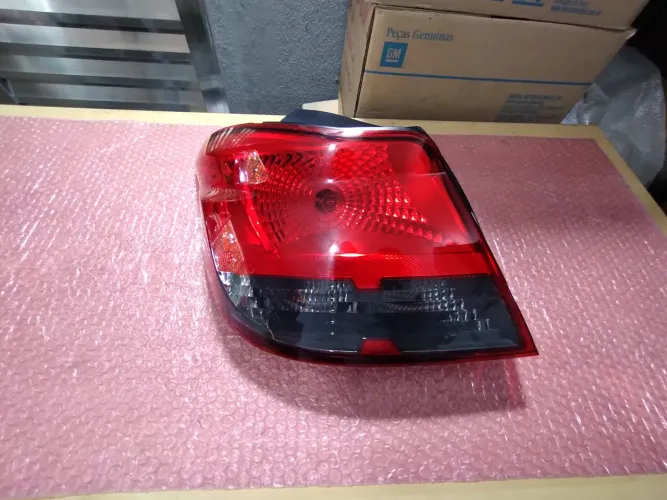 Lanterna ré fumê esquerda Onix Hatch 2013 2016 original usada CD 391