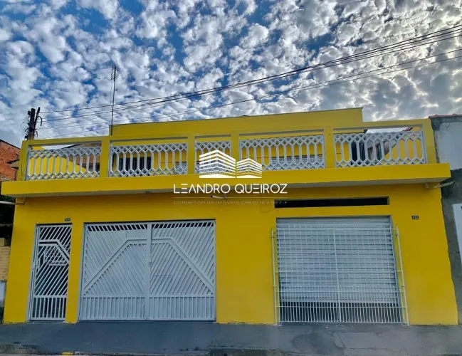 Sobrado à Venda em Guarulhos com 430m², 3 dormitórios, 1 suíte, 1 salas e 1 vaga!!