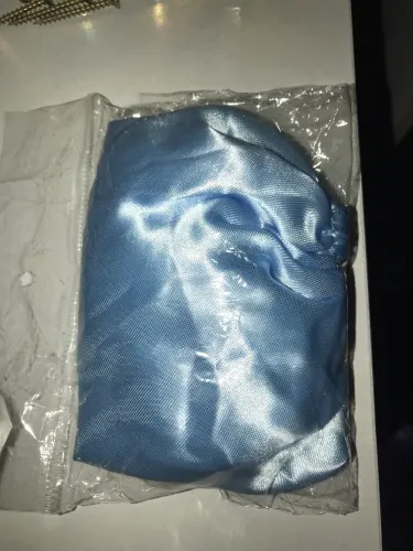 Touca de cetim azul bebê