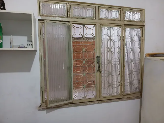 Porta 2.10x 80 e janela 1.30x1.50