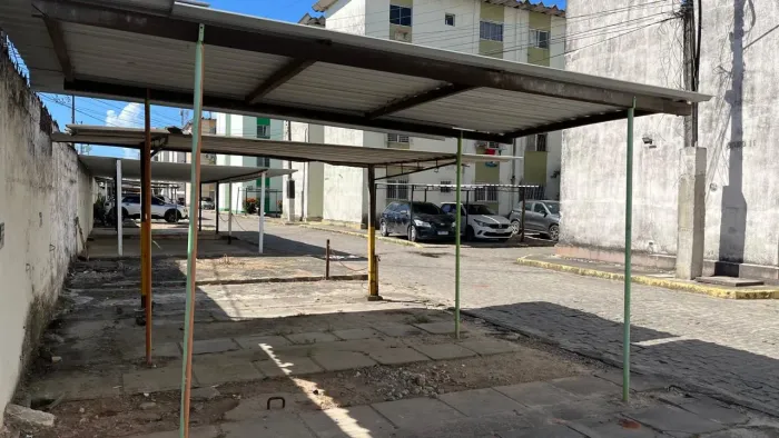 Vendo coberta de garagem estrutura com telhado em ferro galvanizado 