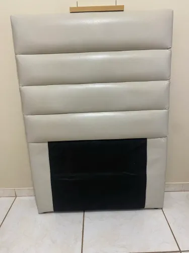 Cabeceira estofada solteiro bege claro em ótimo estado