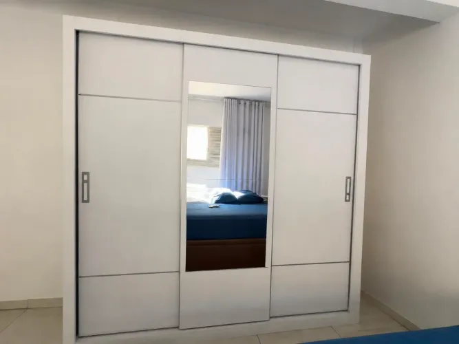 Guarda roupa de casal com espelho - 3 portas de correr 