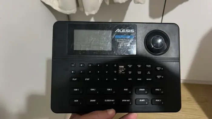 Bateria Eletrônica Alesis SR-16 (Com Fonte 220V) - Para Reparo