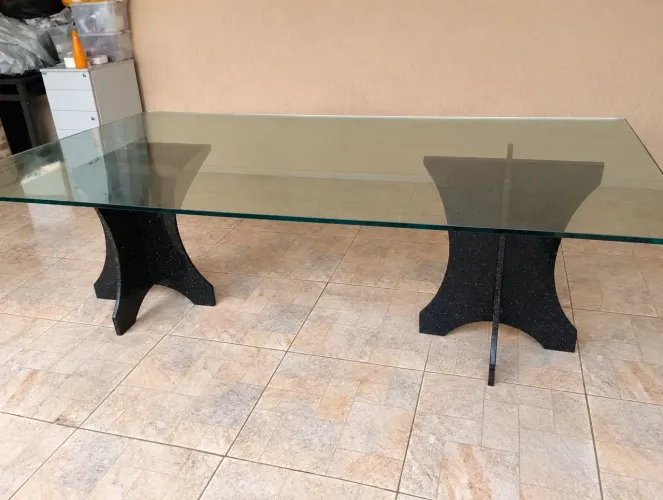 Mesa de vidro com base em pedra