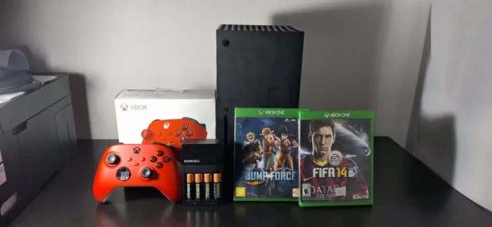 Xbox Series X, com controle, 2 jogos, 4 pilhas recarregáveis e carregador de pilha