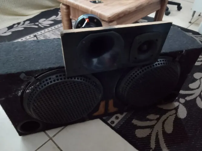 Vende se um carro de som