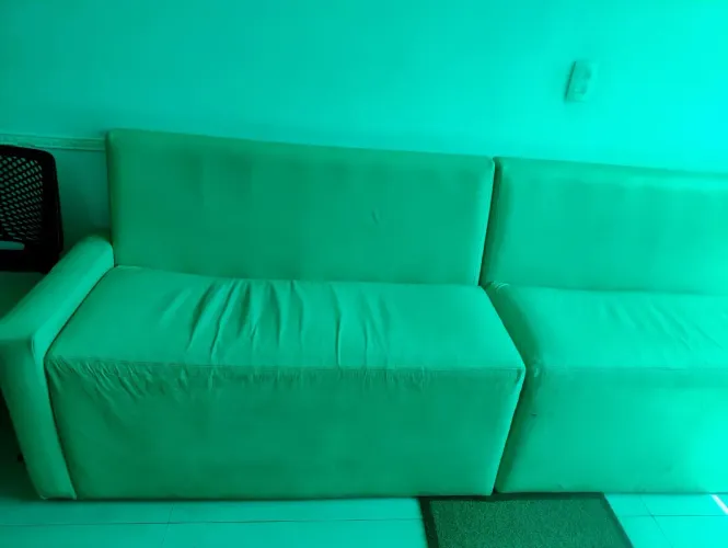 Sofás simples para sala de espera ou recepção