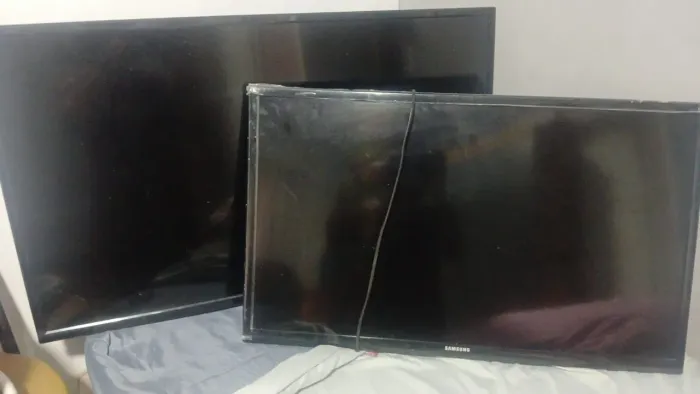 2 tv, sendo uma smart e a outra não.