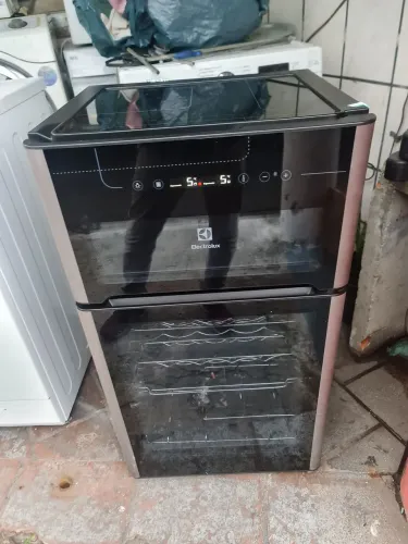 Vendo uma adega de vinho muito nova