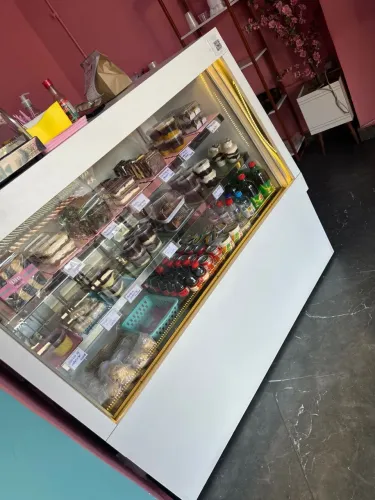 Vendo balcão expositor muito novo
