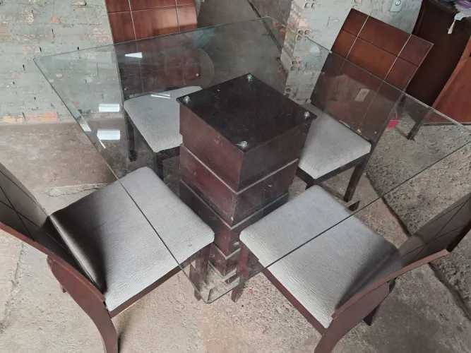 Kit de 4 Cadeiras com Mesa com Tampo de Vidro