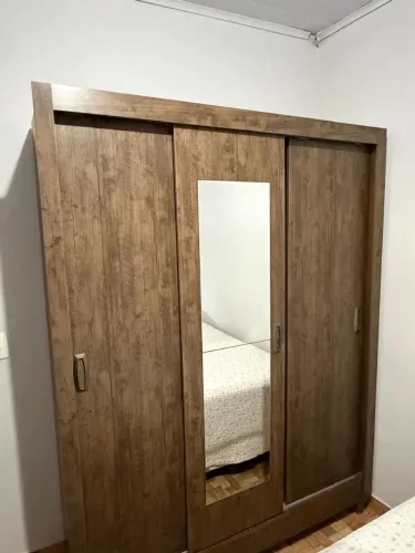 Guarda roupa de  três  porta com espelho  no meio