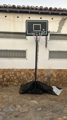 Tabela de basket e bolas 