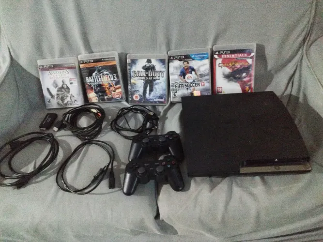 Playstation 3 super slim,com 4 jogos,2 controles e todos os cabos