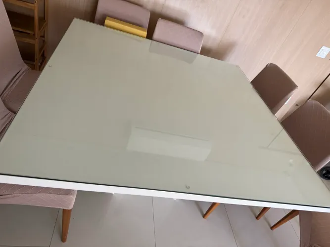 Mesa laqueada com cadeiras