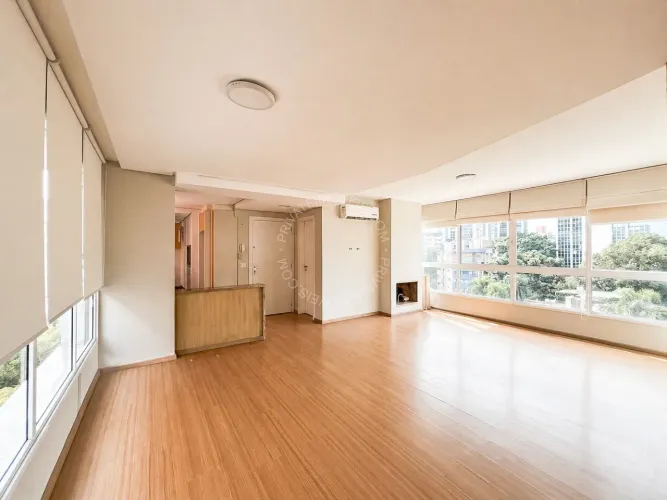 Apartamento semimobiliado para alugar no Petrópolis com 3 quartos (1 suíte)