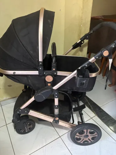 Carrinho de bebê europeu semi novo .