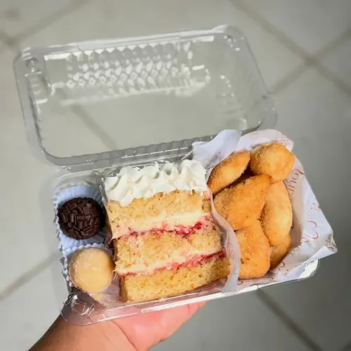 Marmita de bolos, doces e salgados
