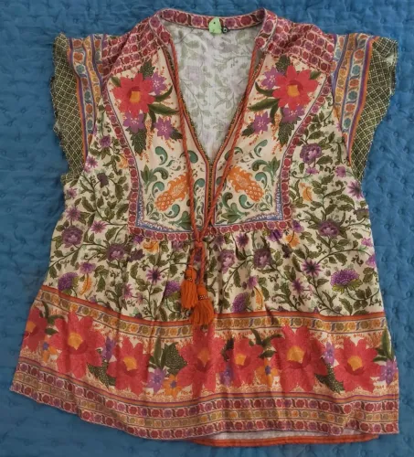 Bata Boho Farm, super colorida, com um pingente.