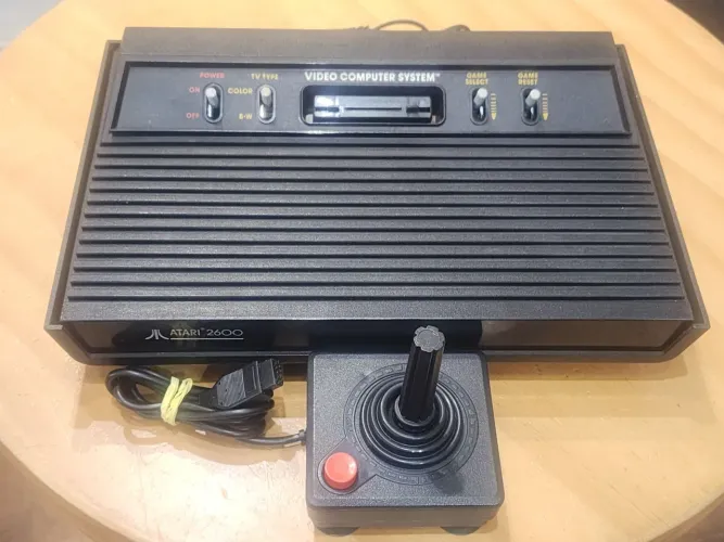 Atari 2600 com 1 controle cabo AV