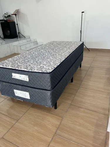 Vendo cama box solteiro