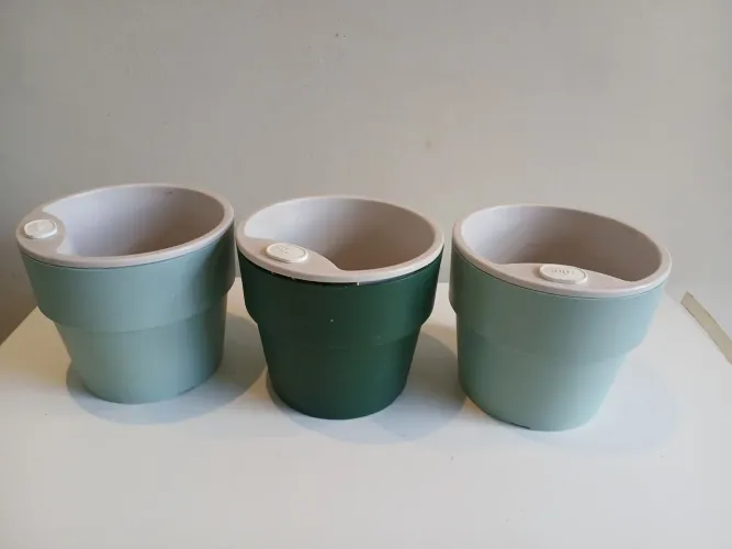Kit 3 vasos autoirrigáveis de plástico Marca OU  reservatório de água verde menta e claro