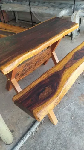 Mesa De madeira Com 2 bancos