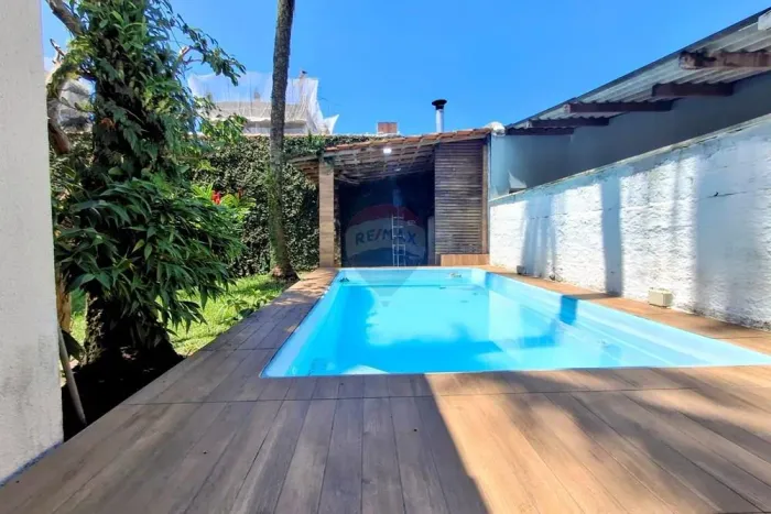 Casa com Piscina nas Astúrias, Guarujá/SP - Ótimo Preço!
